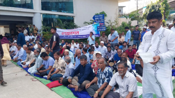 ওয়ান স্টপ সার্ভিস বিল্ডিংয়ের সামনে শতাধিক নেতা ও কর্মী ধর্মঘট শুরু করেন।